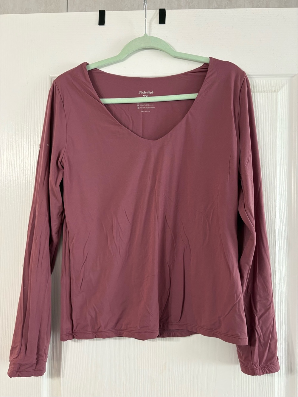 Women's Long-Sleeve V-Neck Tee in Dusty Mauve